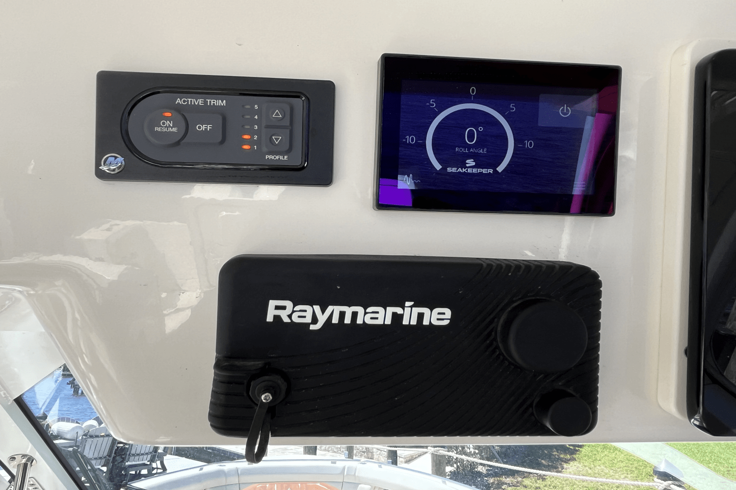 Slide: The Image of Boston Whaler 380 REALM 2020 - 27