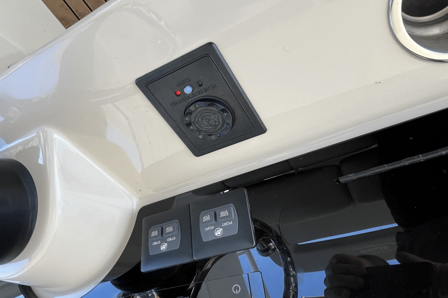 Slide: The Image of Boston Whaler 380 REALM 2020 - 28