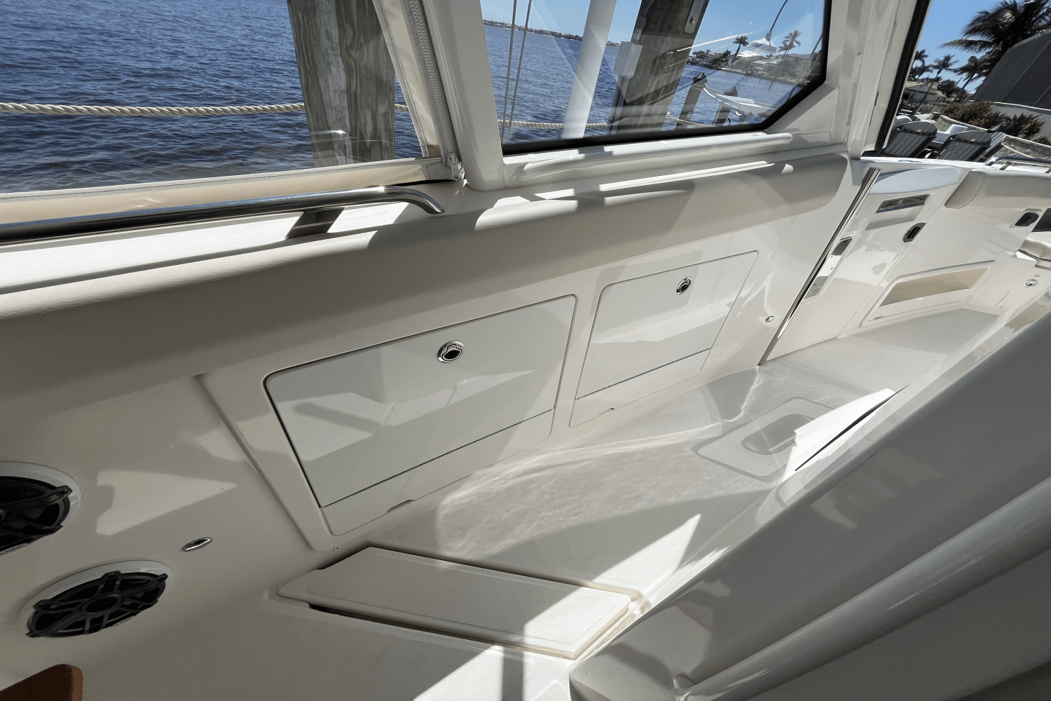 Slide: The Image of Boston Whaler 380 REALM 2020 - 31