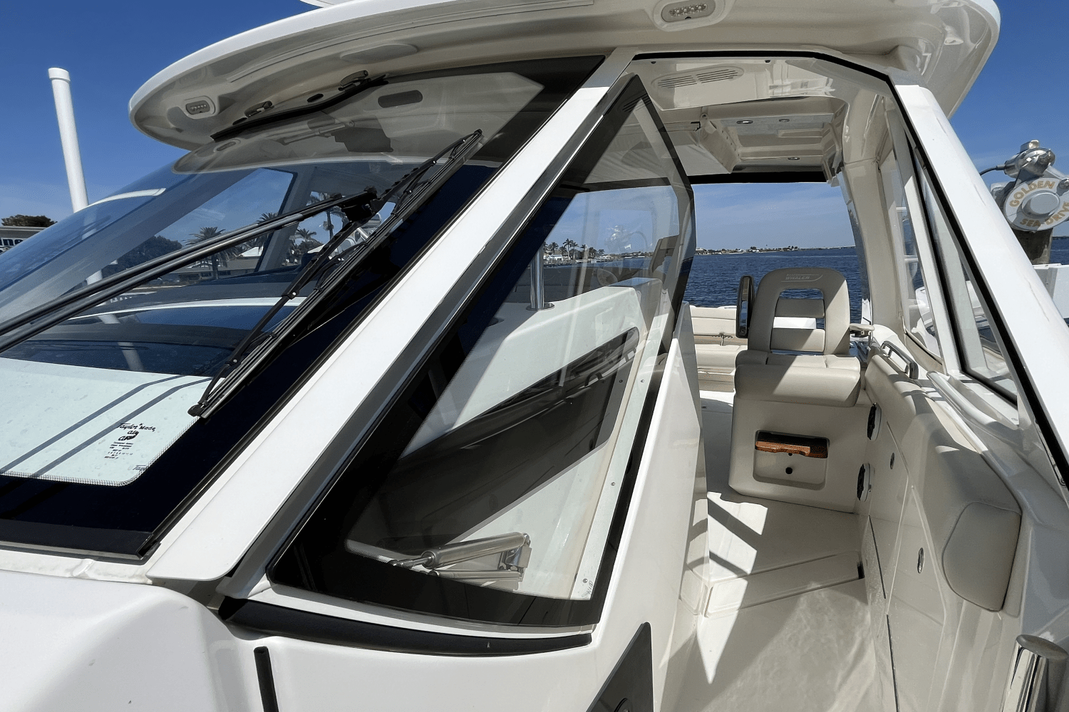 Slide: The Image of Boston Whaler 380 REALM 2020 - 32