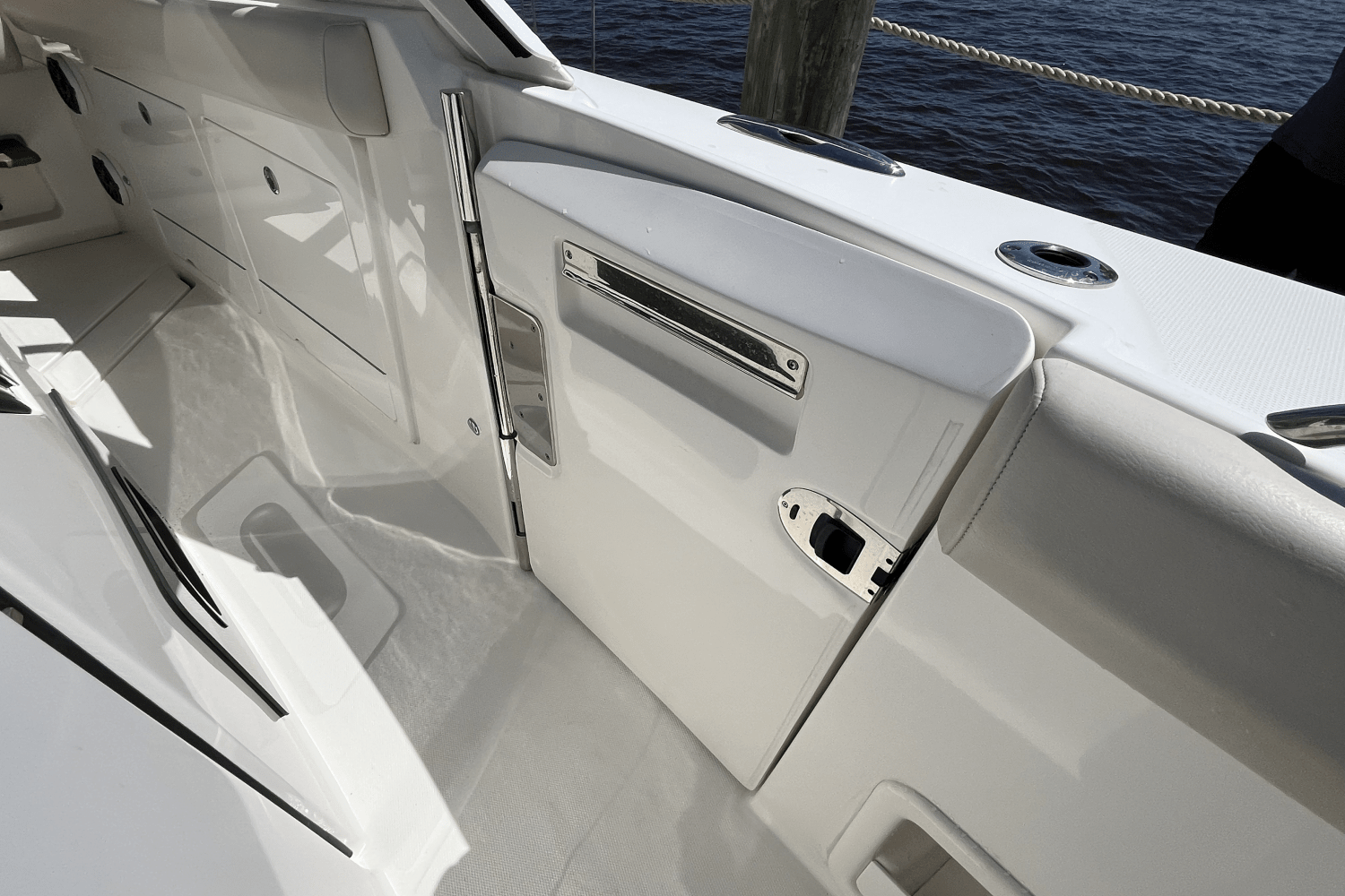 Slide: The Image of Boston Whaler 380 REALM 2020 - 33