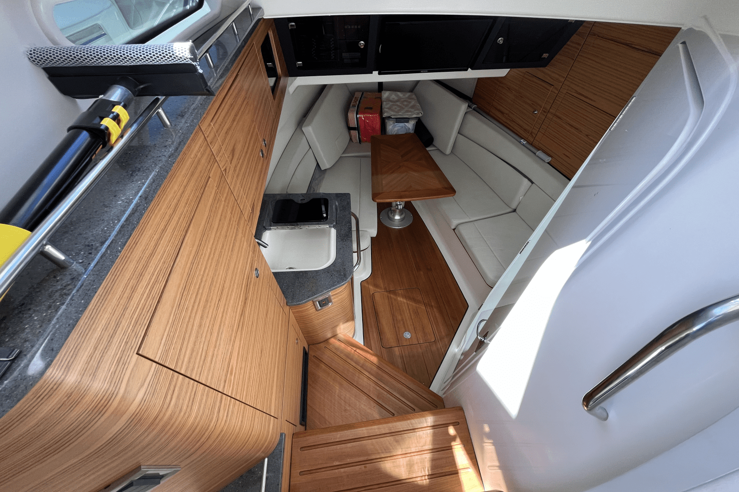 Slide: The Image of Boston Whaler 380 REALM 2020 - 36