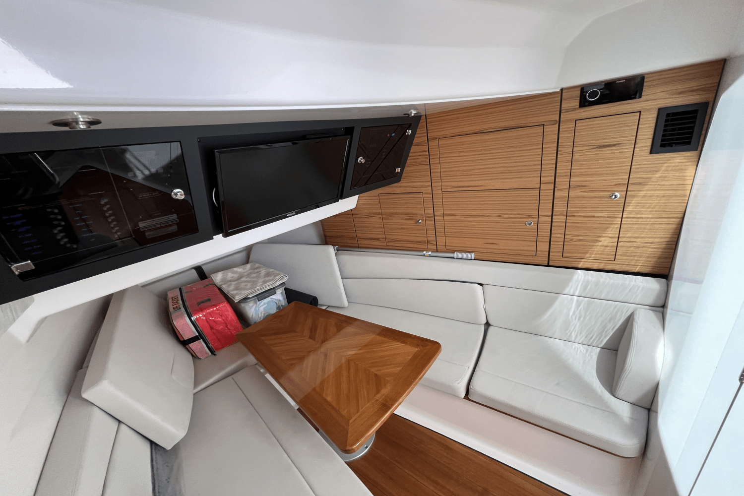 Slide: The Image of Boston Whaler 380 REALM 2020 - 37
