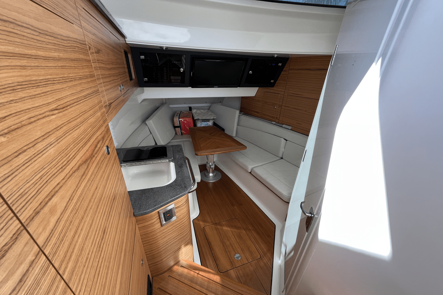 Slide: The Image of Boston Whaler 380 REALM 2020 - 38