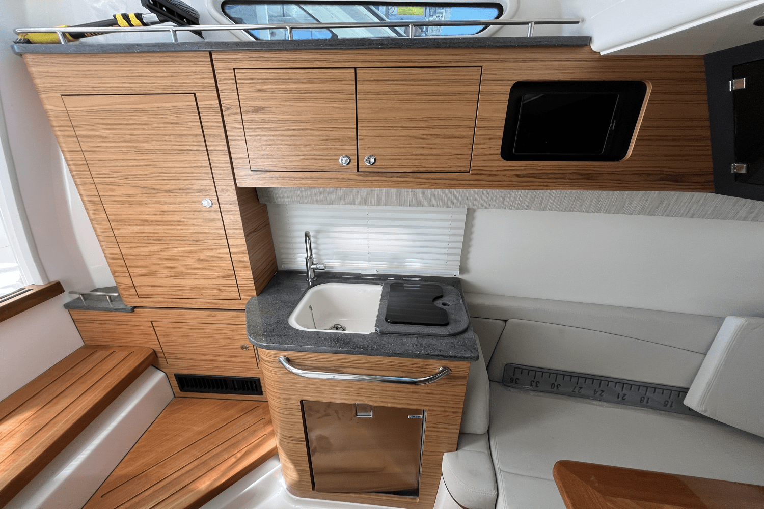 Slide: The Image of Boston Whaler 380 REALM 2020 - 39