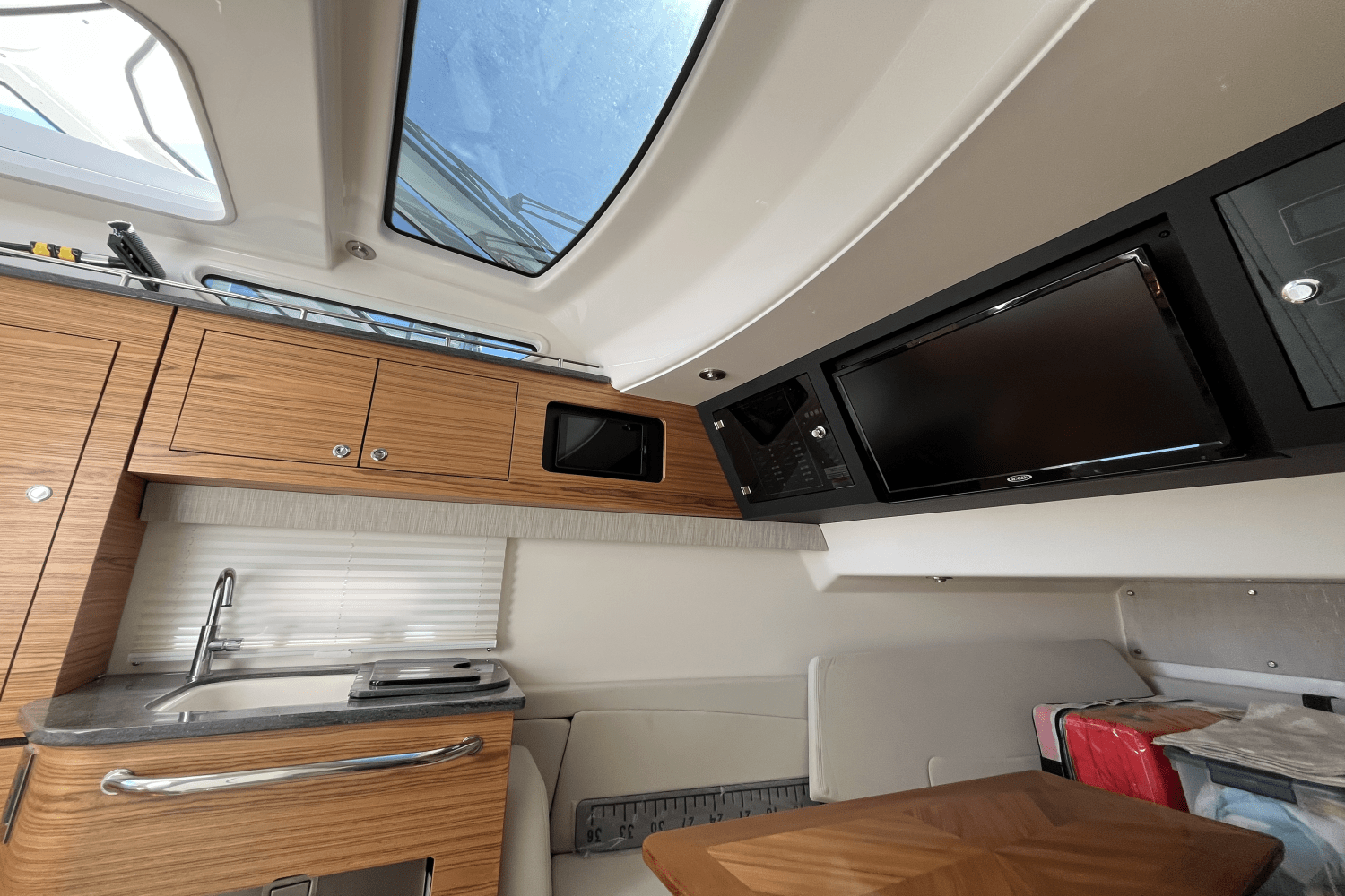 Slide: The Image of Boston Whaler 380 REALM 2020 - 40