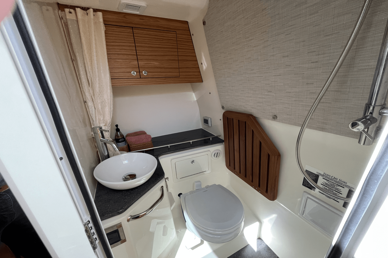 Slide: The Image of Boston Whaler 380 REALM 2020 - 41