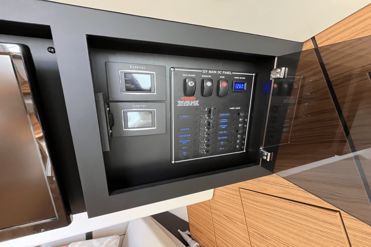 Slide: The Image of Boston Whaler 380 REALM 2020 - 43