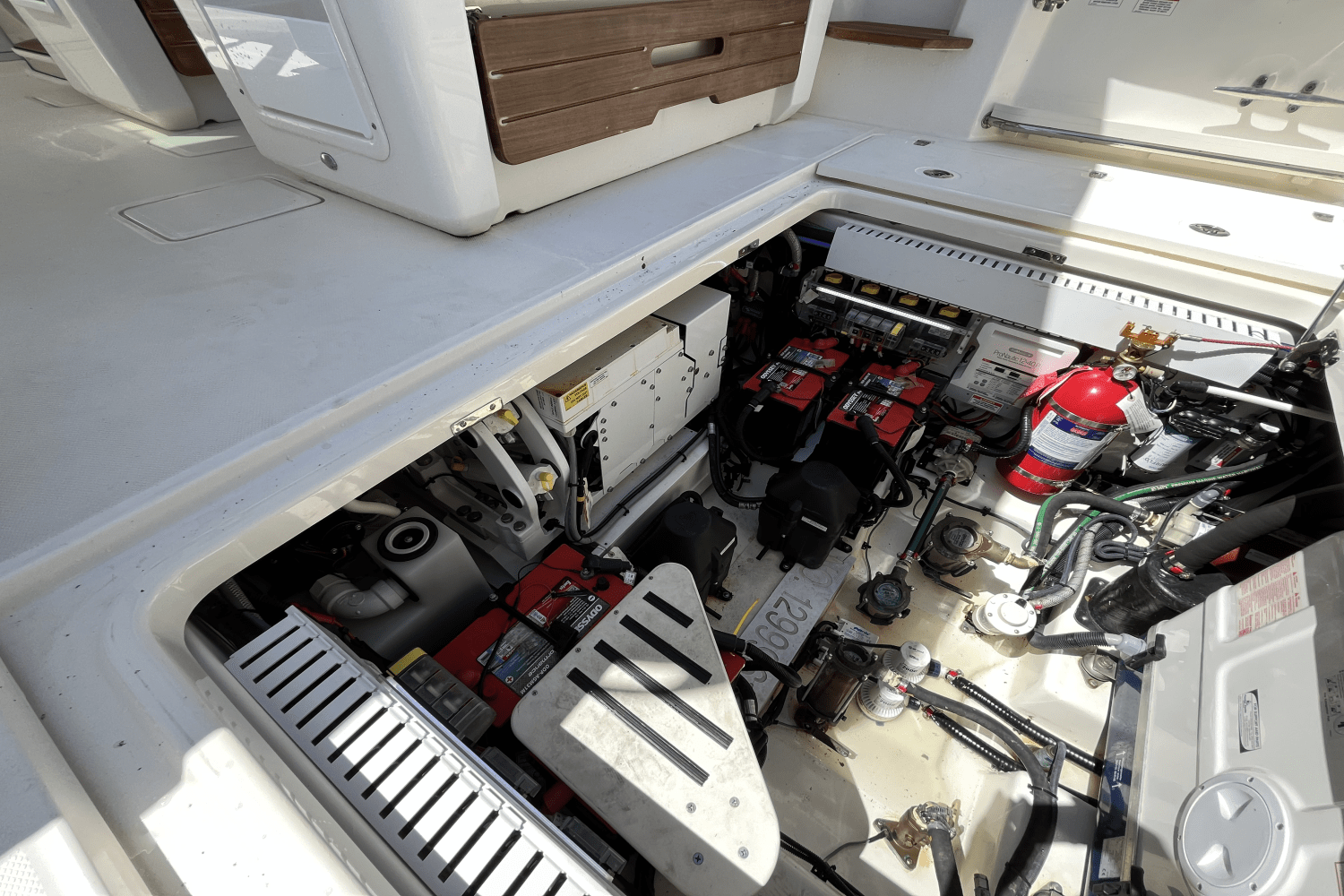 Slide: The Image of Boston Whaler 380 REALM 2020 - 46