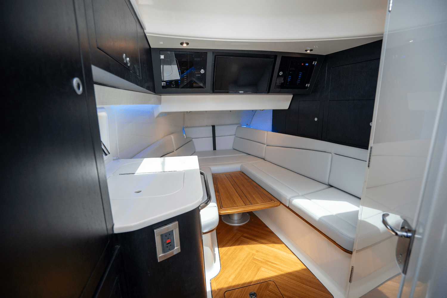 Slide: The Image of Boston Whaler 380 Realm 2024 - 20