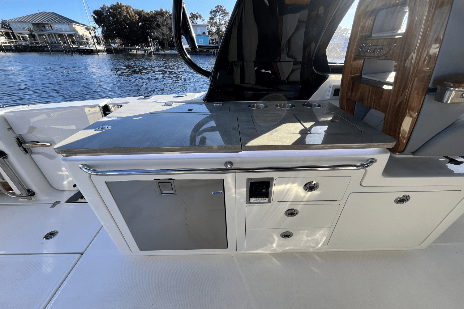 Slide: The Image of Boston Whaler 380 Realm 2025 - 21