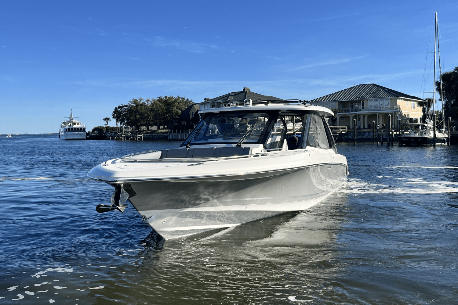 Slide: The Image of Boston Whaler 380 Realm 2025 - 6