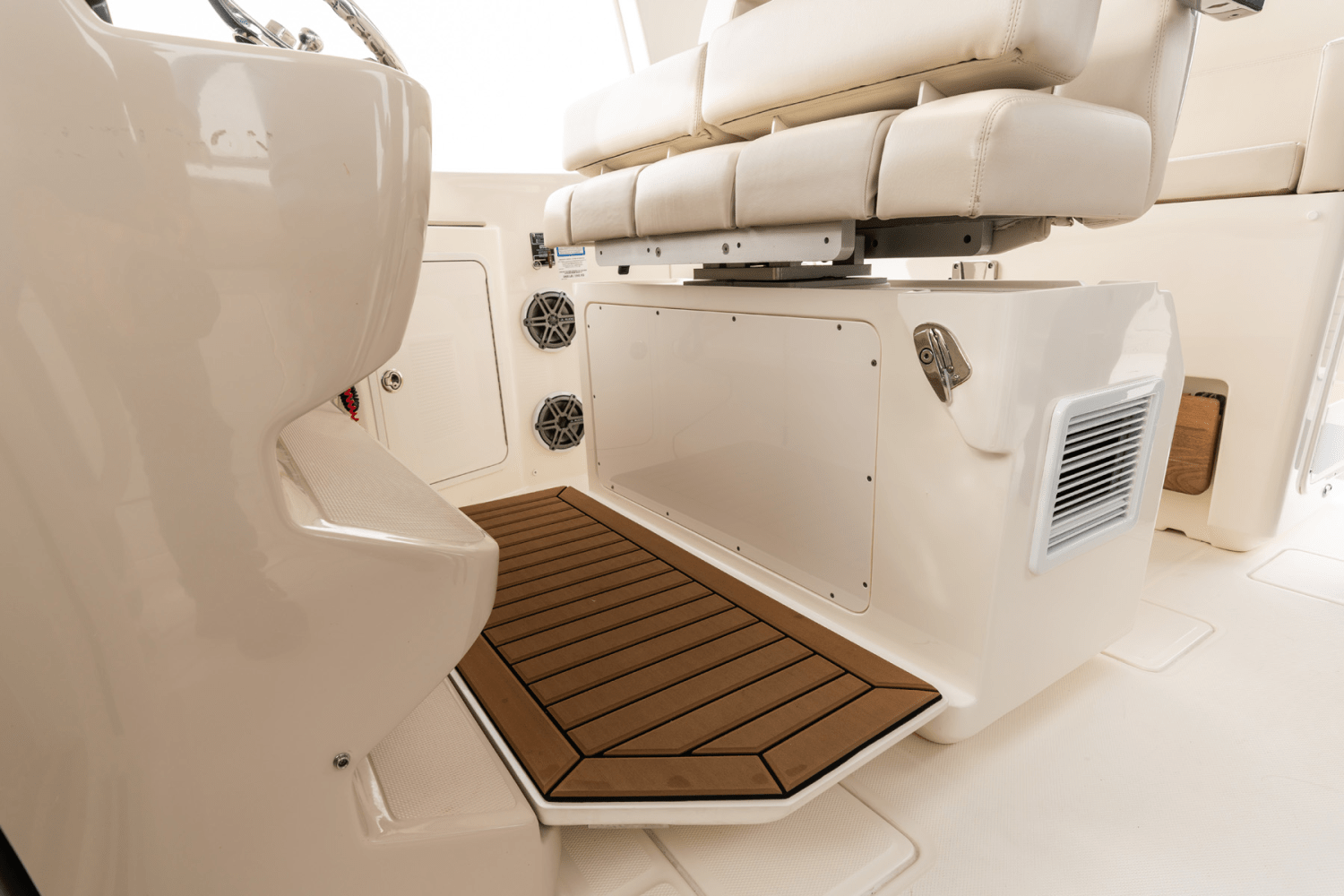 Slide: The Image of Boston Whaler 380 Realm 2026 - 101
