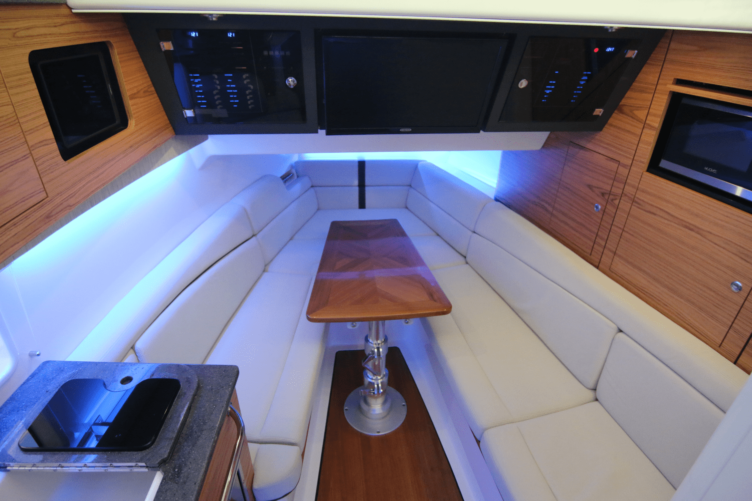 Slide: The Image of Boston Whaler 380 Realm 2026 - 129