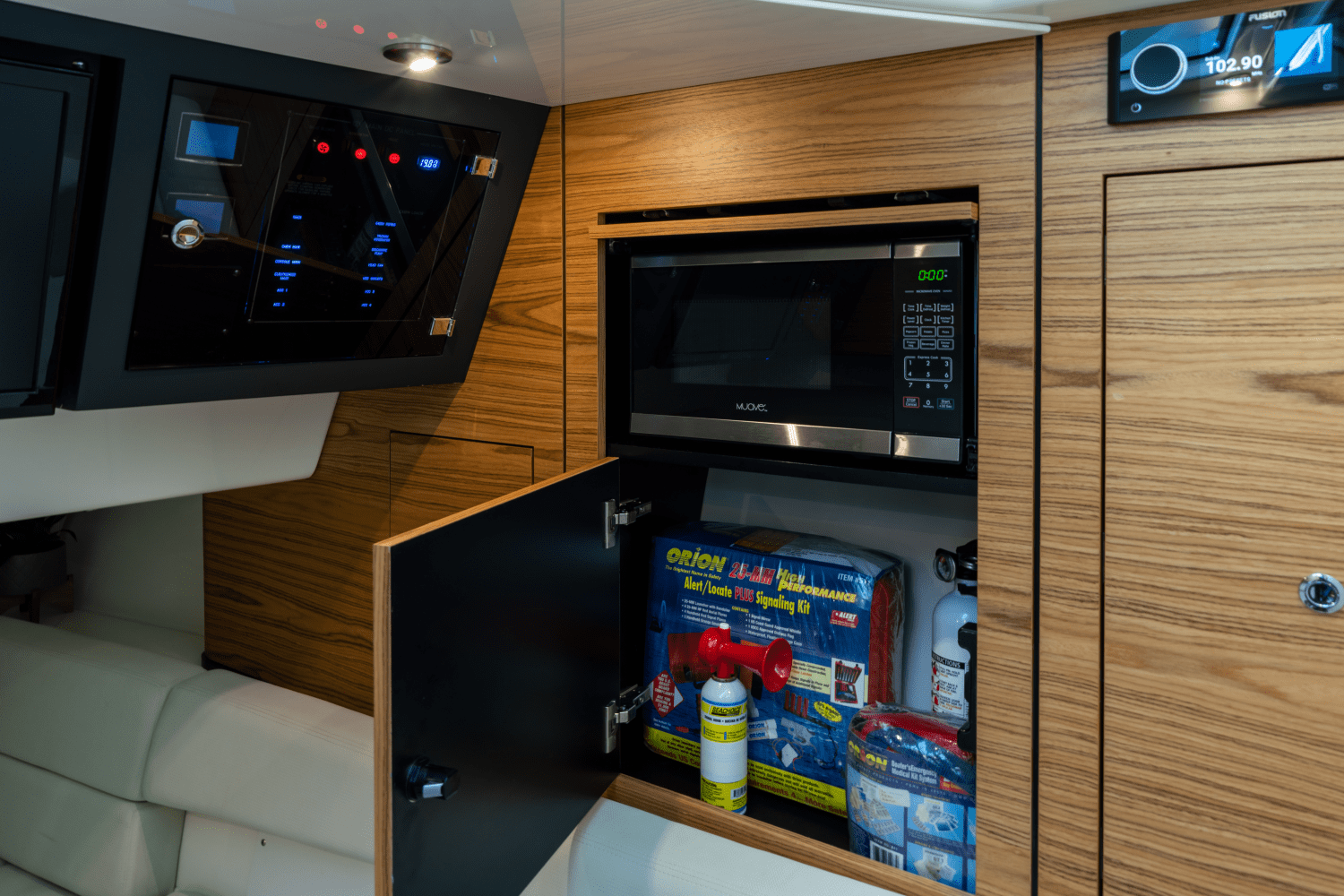 Slide: The Image of Boston Whaler 380 Realm 2026 - 65