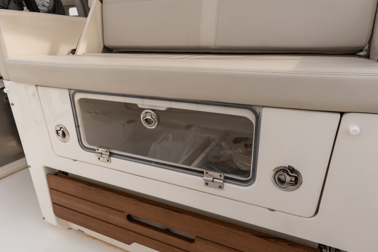 Slide: The Image of Boston Whaler 380 Realm 2026 - 91