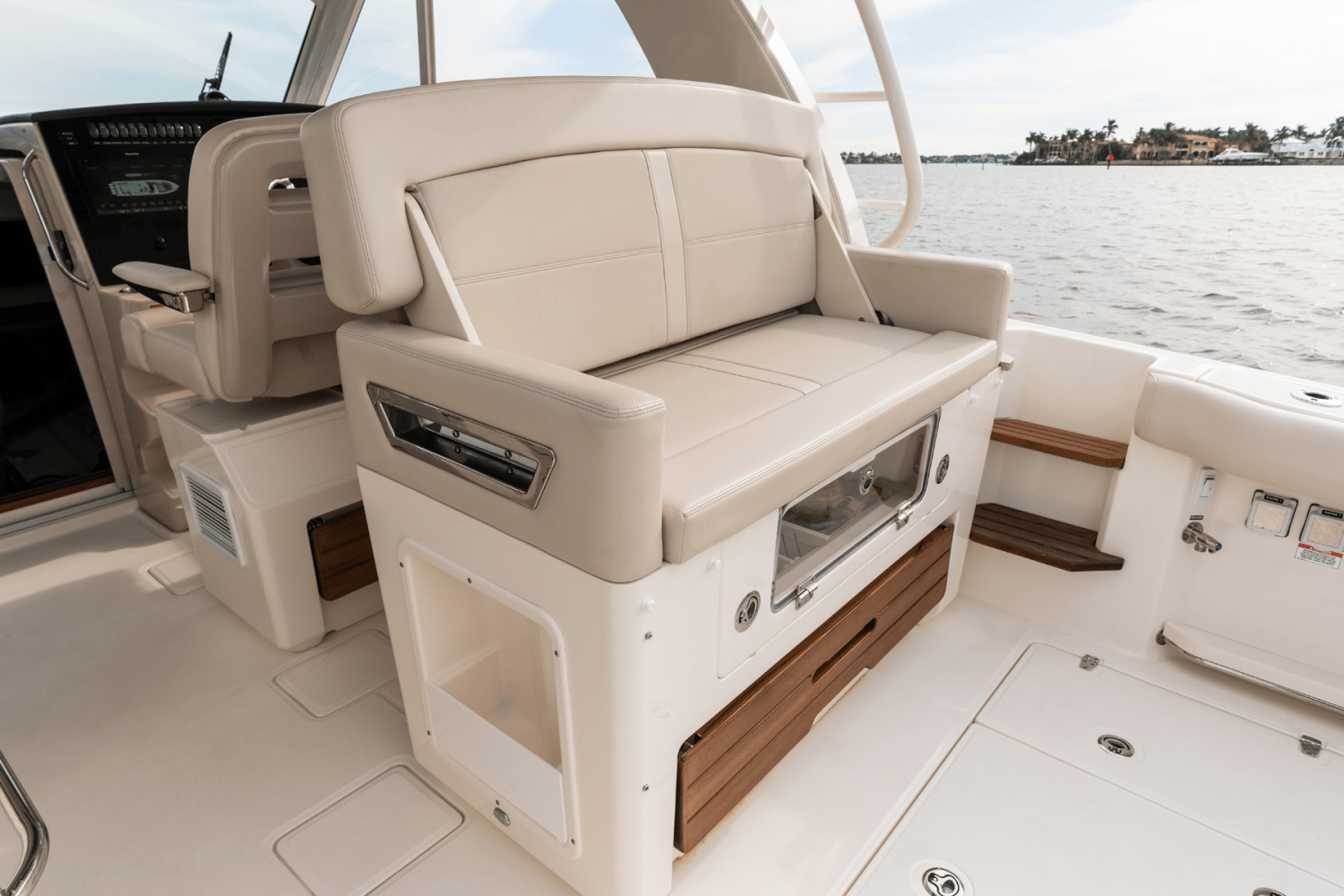 Slide: The Image of Boston Whaler 380 Realm 2026 - 95