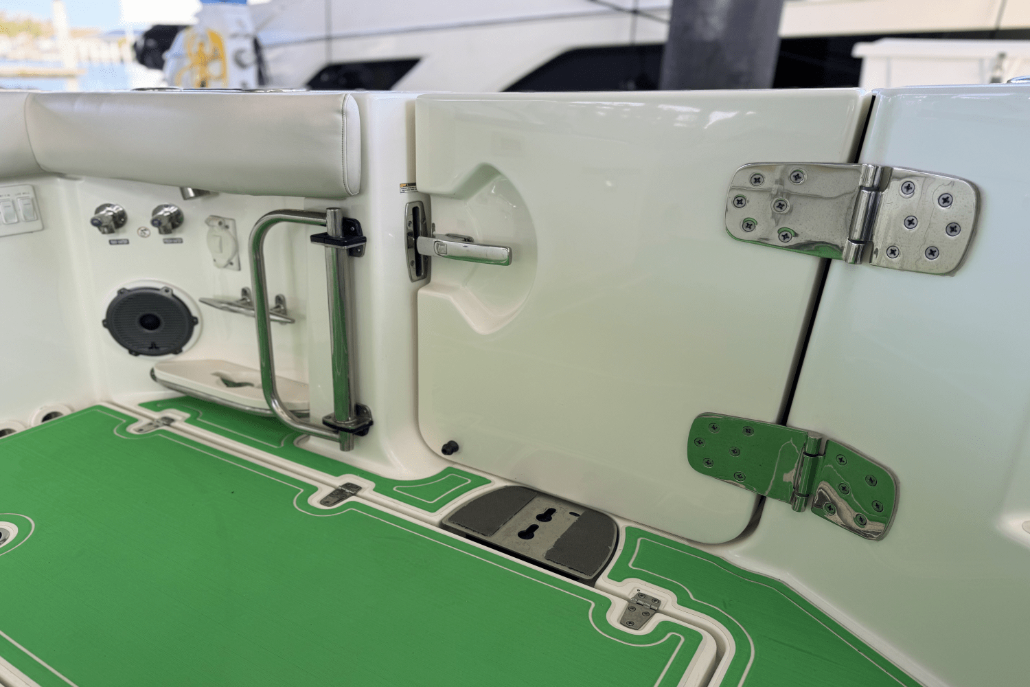 Slide: The Image of Boston Whaler 405 CONQUEST 2021 - 10