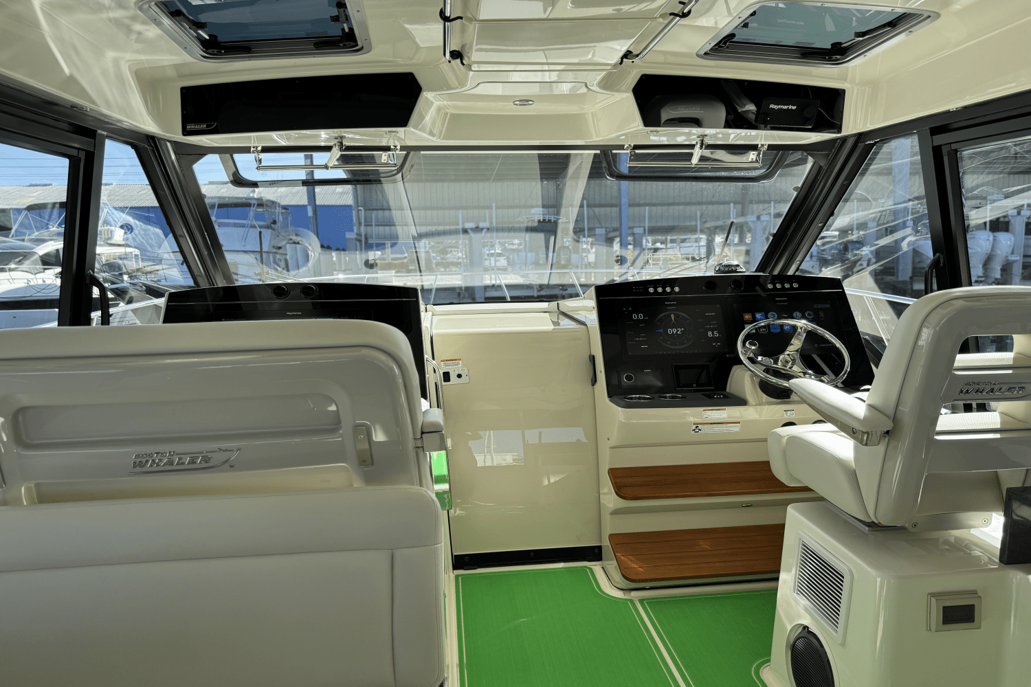 Slide: The Image of Boston Whaler 405 CONQUEST 2021 - 14