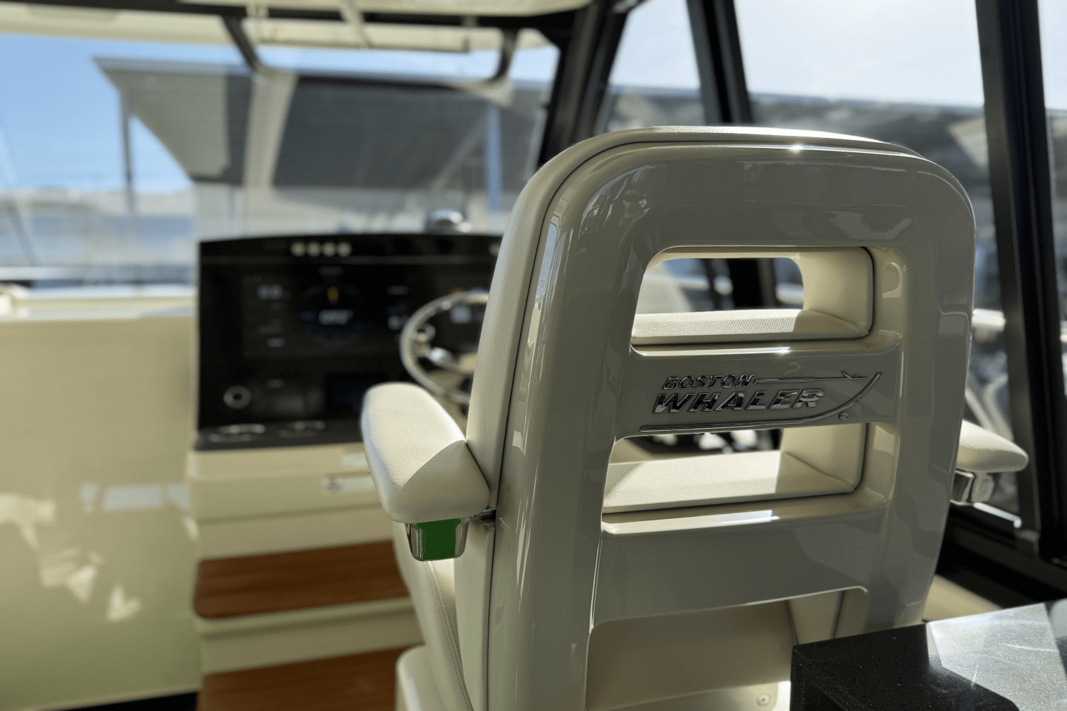 Slide: The Image of Boston Whaler 405 CONQUEST 2021 - 16