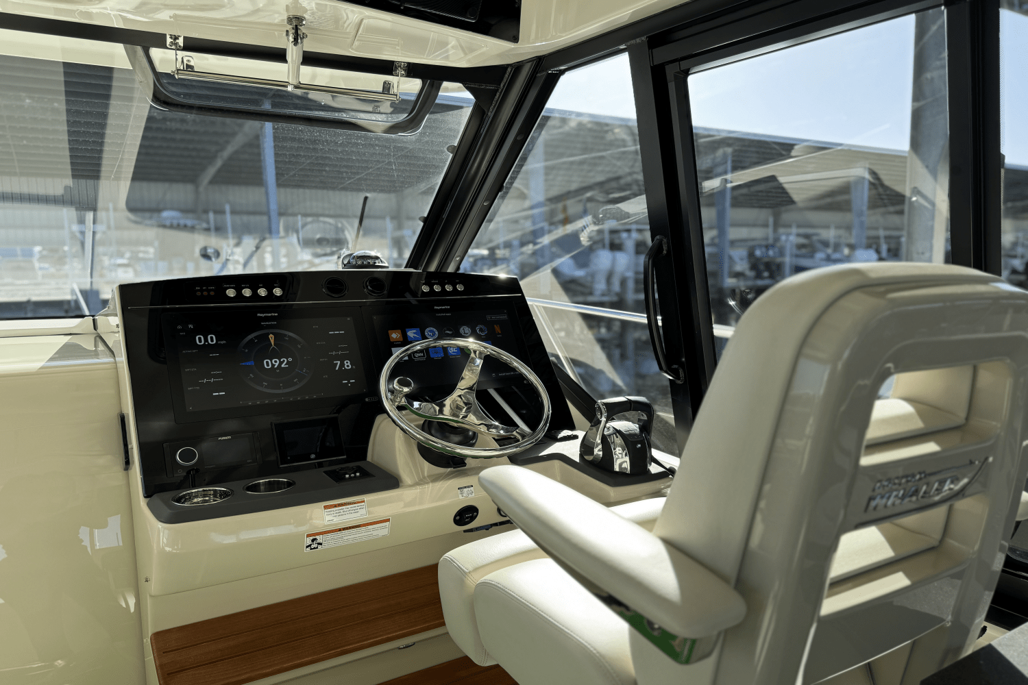 Slide: The Image of Boston Whaler 405 CONQUEST 2021 - 17