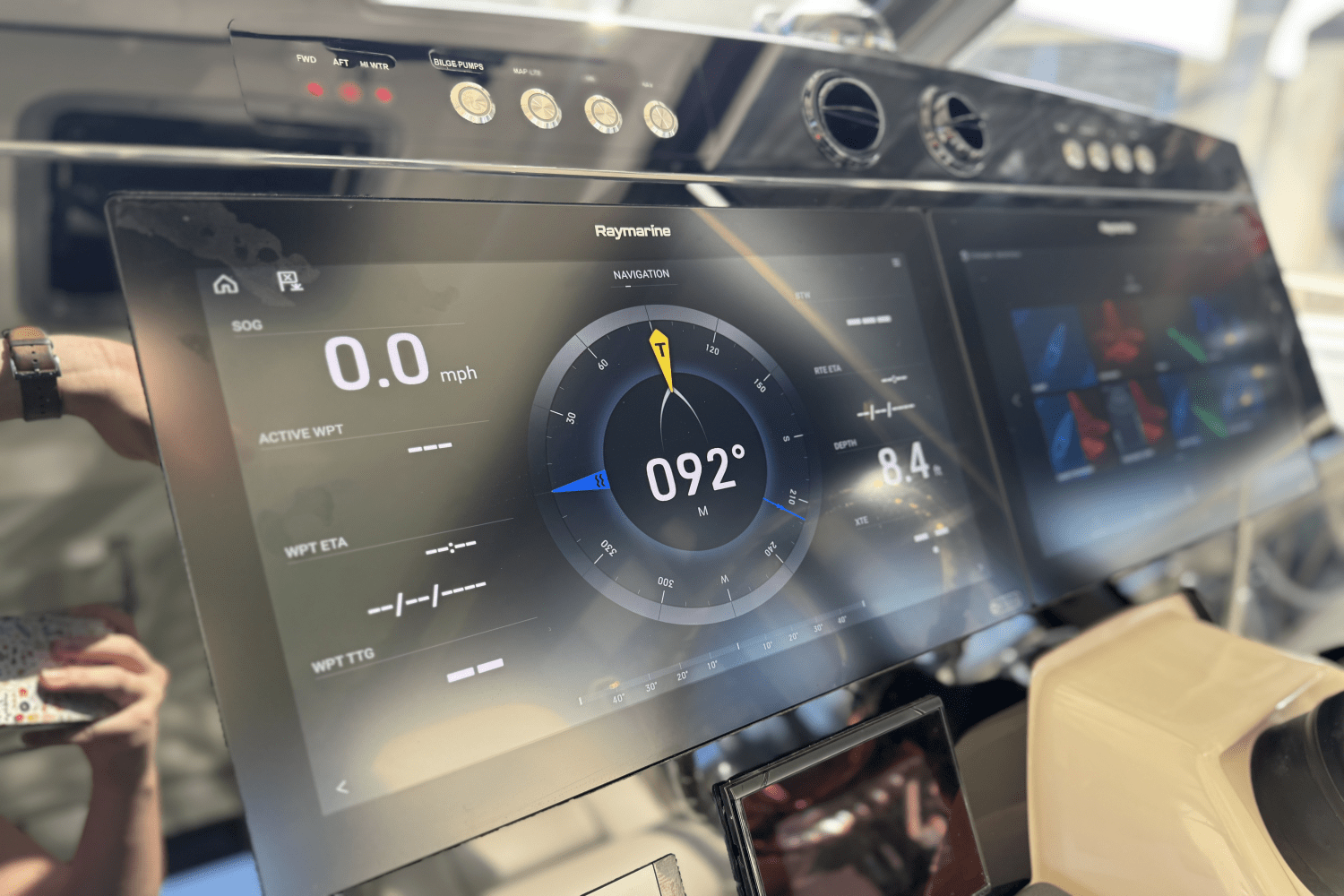 Slide: The Image of Boston Whaler 405 CONQUEST 2021 - 18