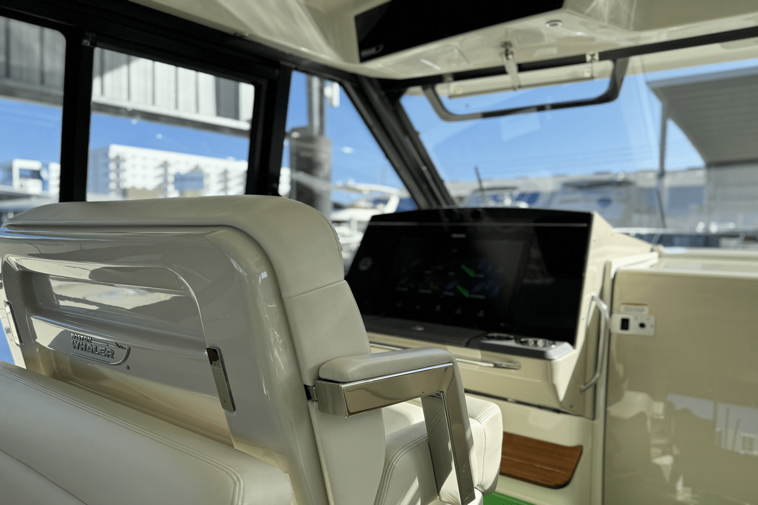 Slide: The Image of Boston Whaler 405 CONQUEST 2021 - 19