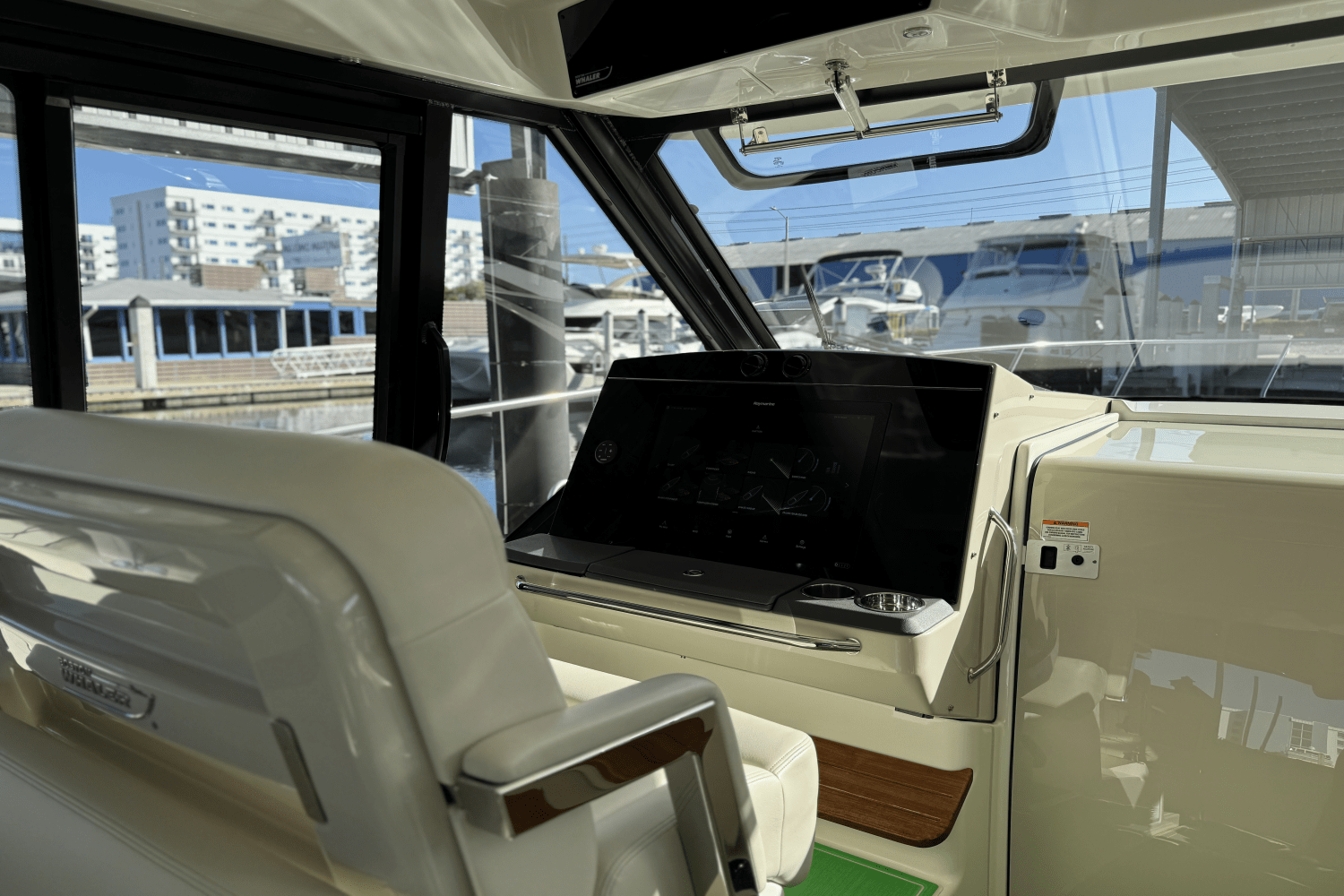 Slide: The Image of Boston Whaler 405 CONQUEST 2021 - 20