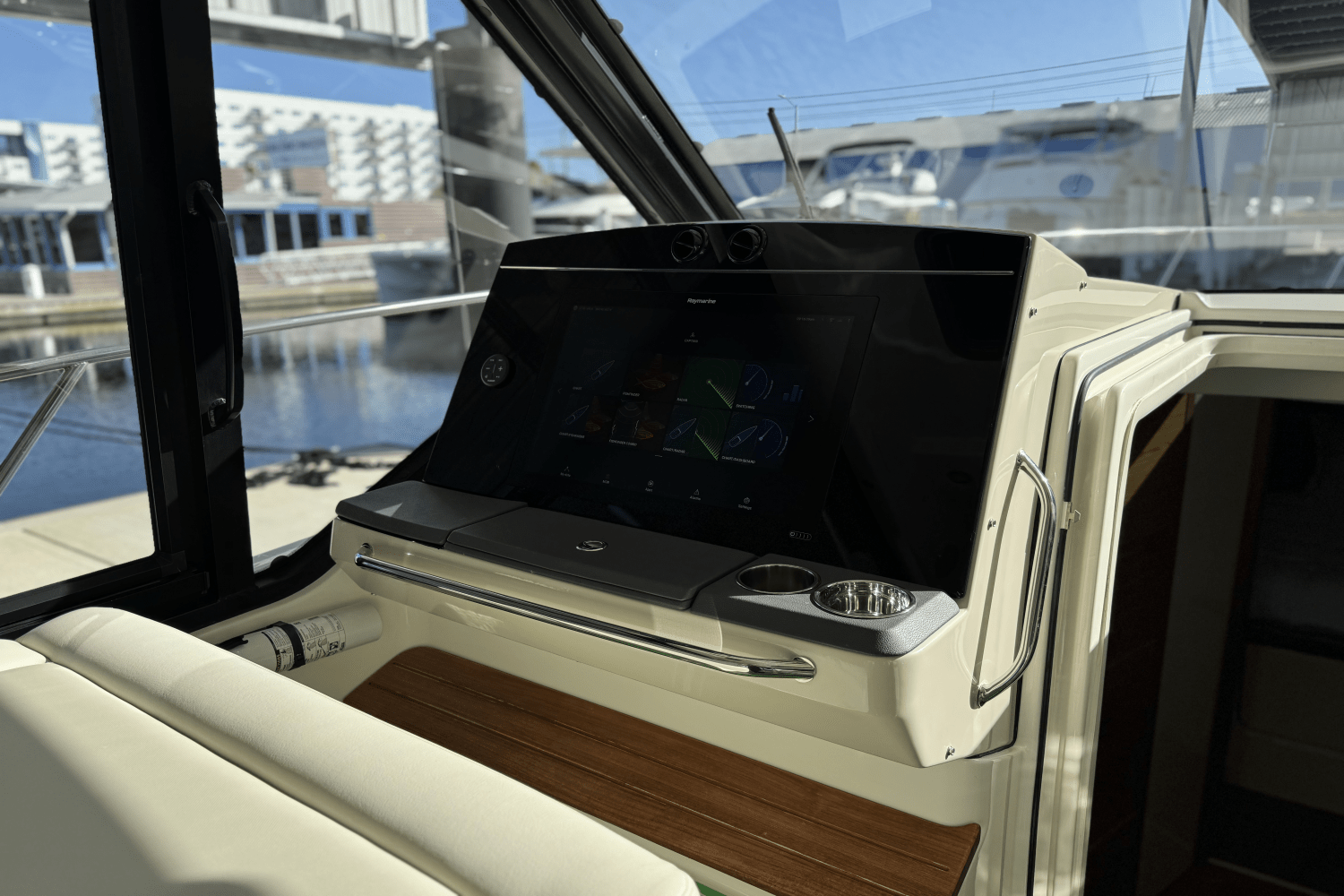 Slide: The Image of Boston Whaler 405 CONQUEST 2021 - 21