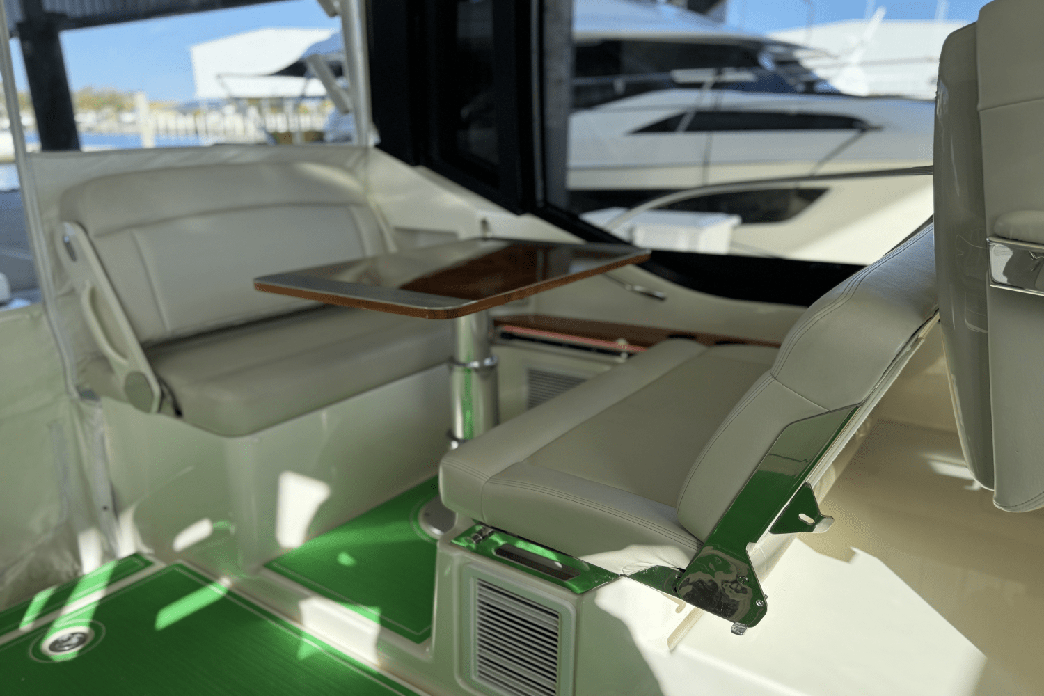Slide: The Image of Boston Whaler 405 CONQUEST 2021 - 22