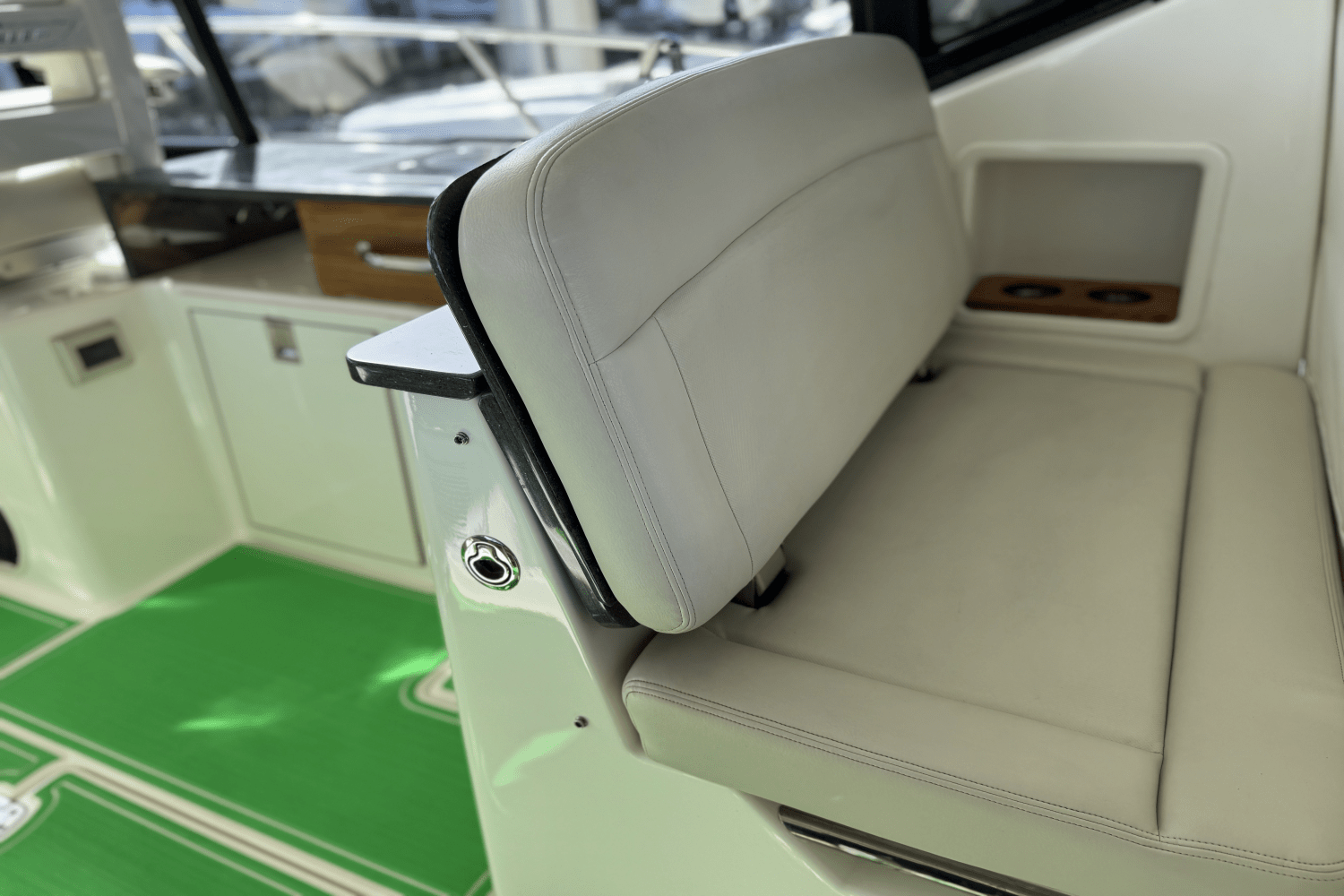 Slide: The Image of Boston Whaler 405 CONQUEST 2021 - 23