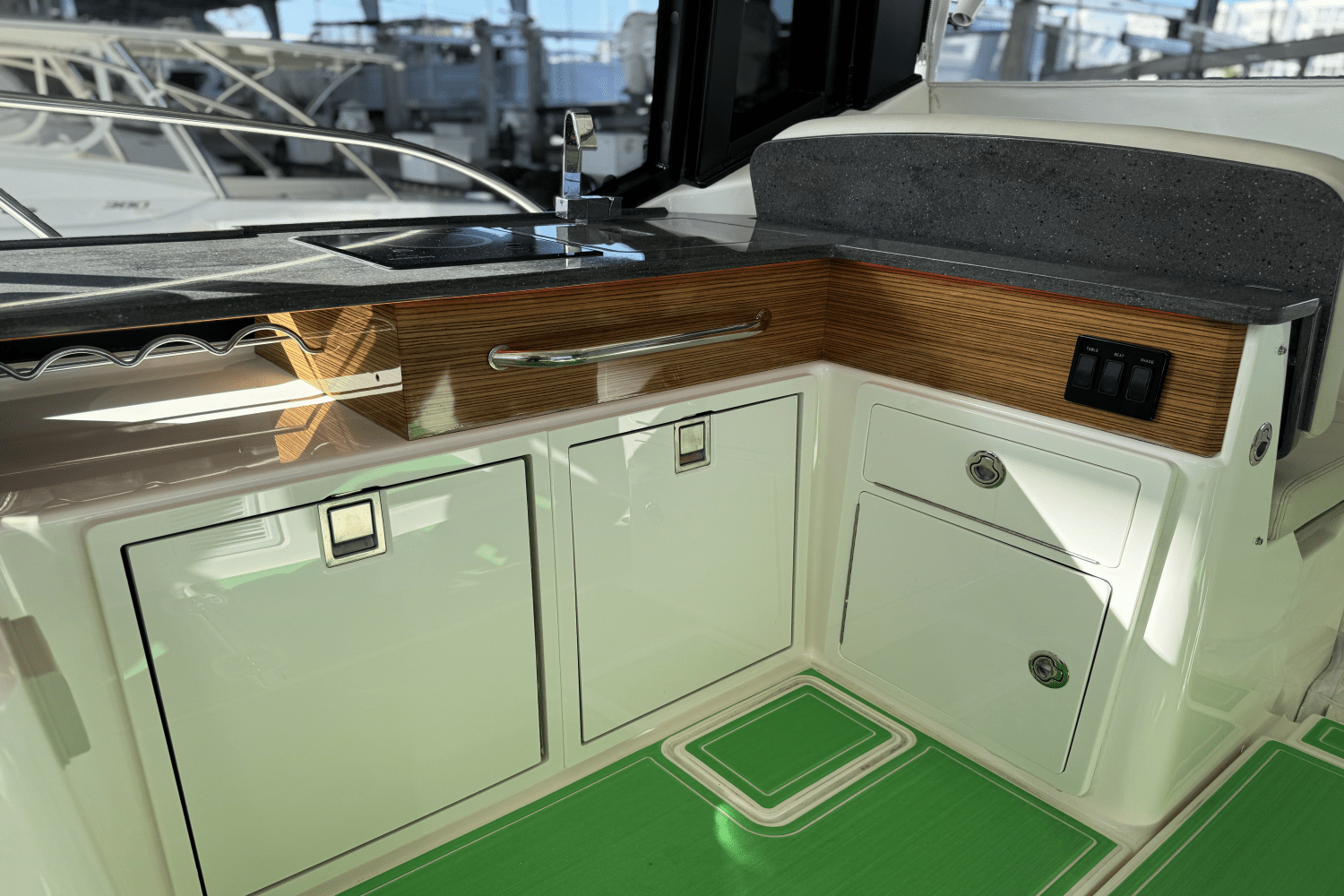 Slide: The Image of Boston Whaler 405 CONQUEST 2021 - 24