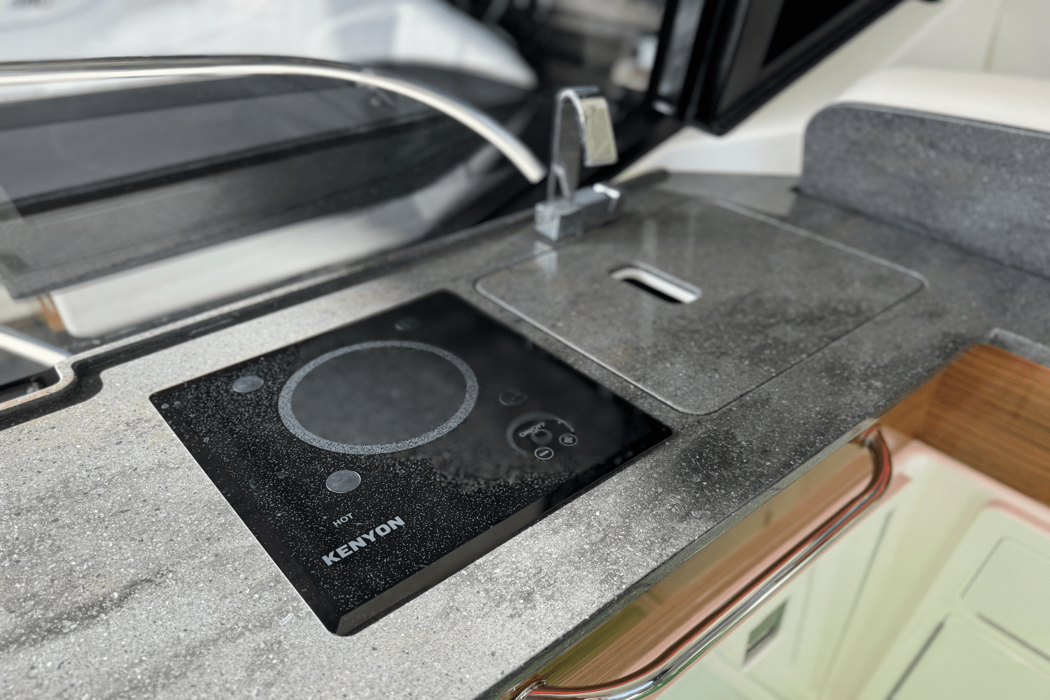 Slide: The Image of Boston Whaler 405 CONQUEST 2021 - 25