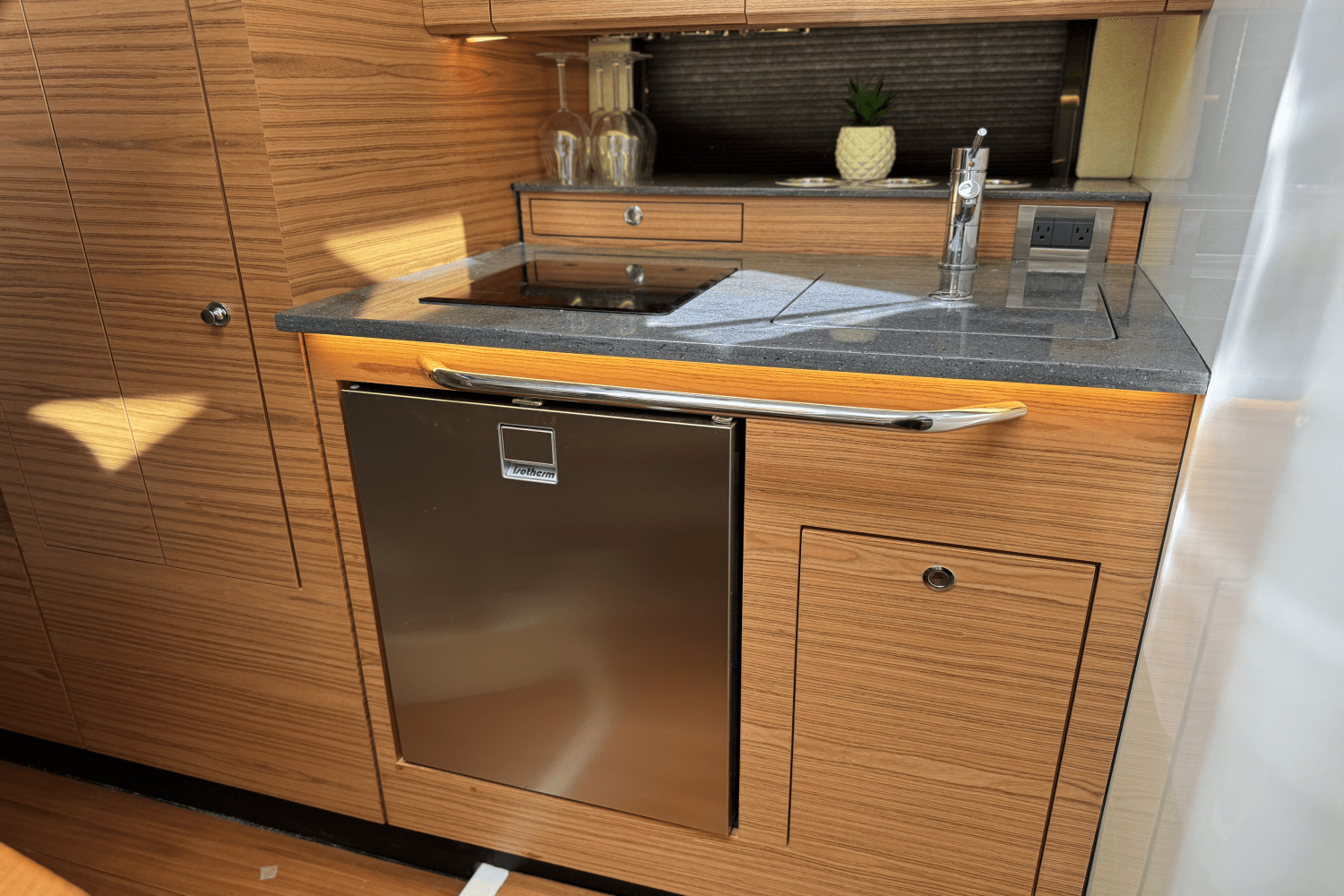 Slide: The Image of Boston Whaler 405 CONQUEST 2021 - 26