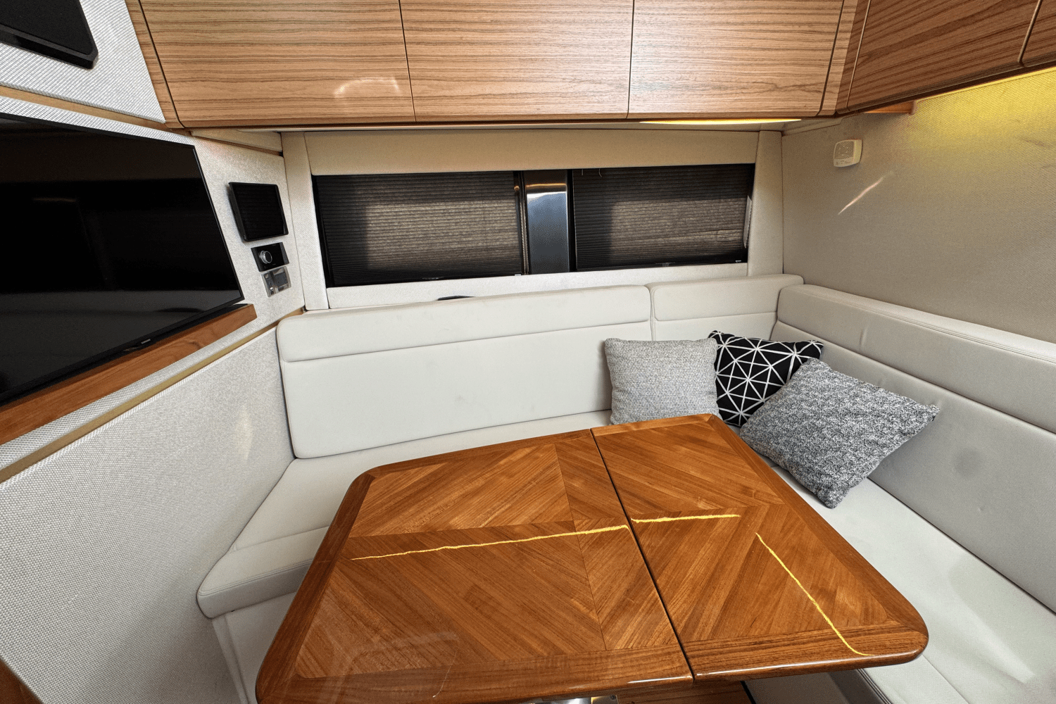 Slide: The Image of Boston Whaler 405 CONQUEST 2021 - 32