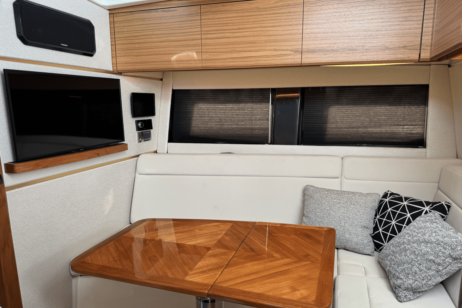 Slide: The Image of Boston Whaler 405 CONQUEST 2021 - 33