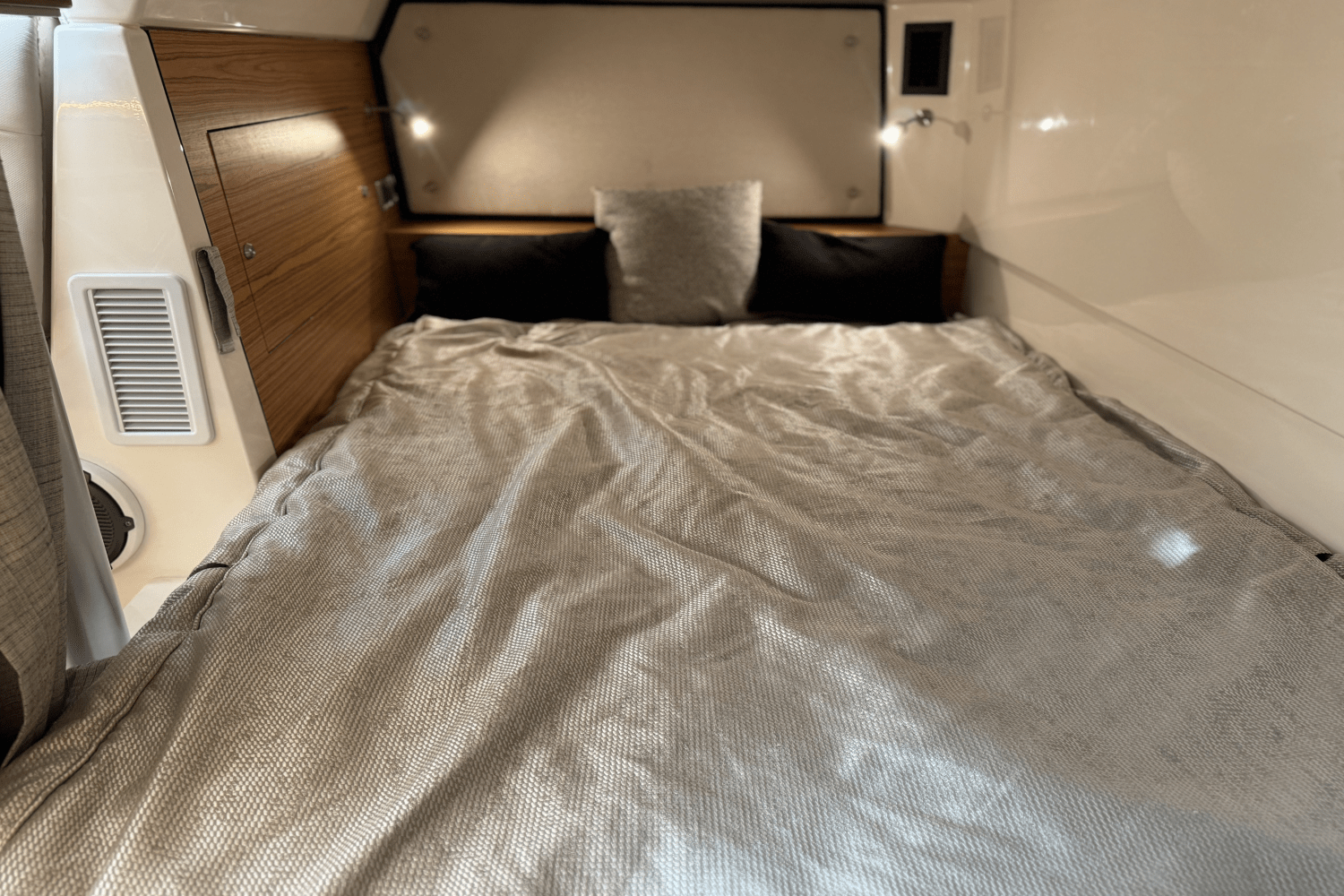 Slide: The Image of Boston Whaler 405 CONQUEST 2021 - 36