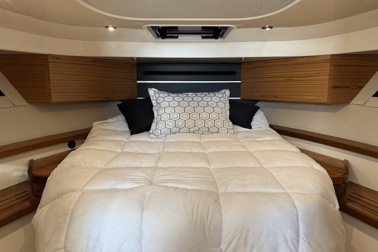 Slide: The Image of Boston Whaler 405 CONQUEST 2021 - 41