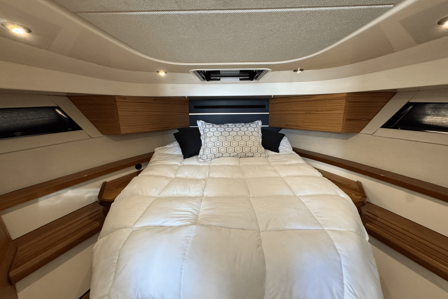 Slide: The Image of Boston Whaler 405 CONQUEST 2021 - 42