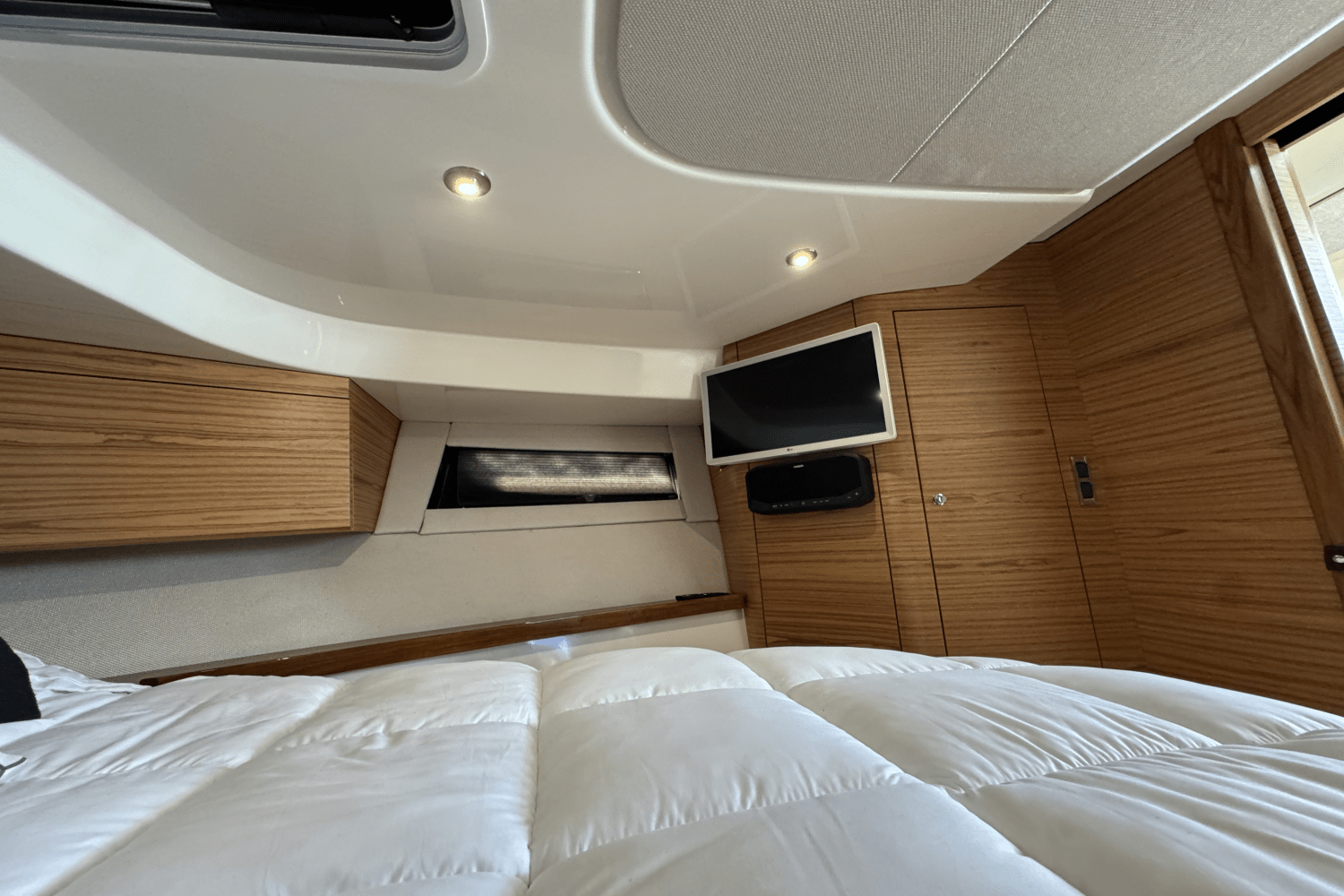 Slide: The Image of Boston Whaler 405 CONQUEST 2021 - 43