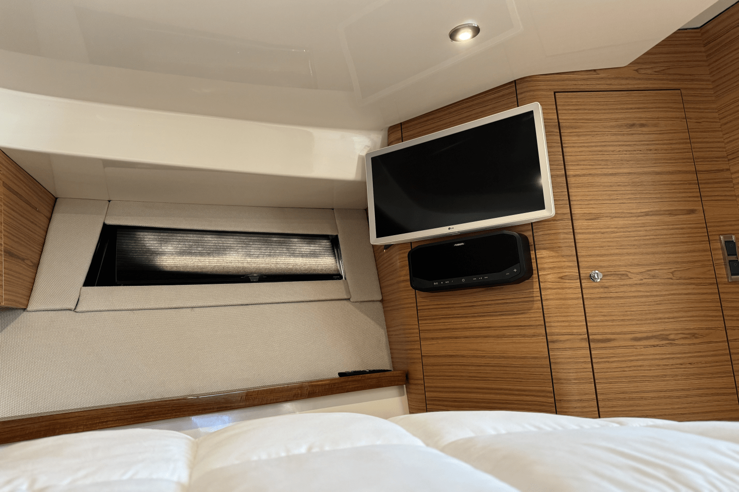Slide: The Image of Boston Whaler 405 CONQUEST 2021 - 44