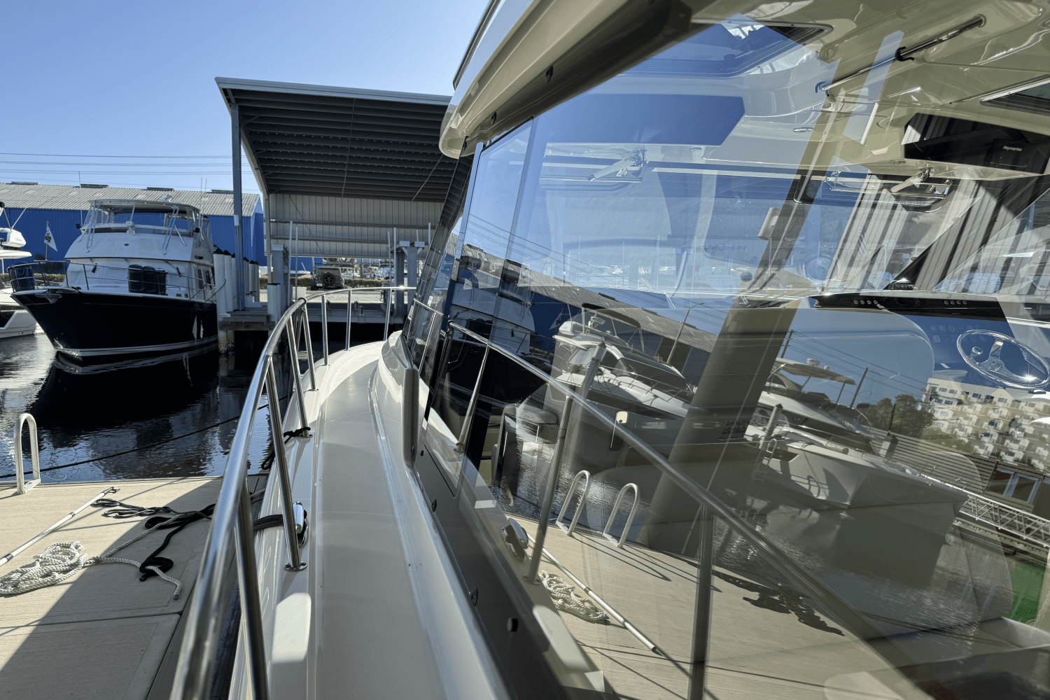 Slide: The Image of Boston Whaler 405 CONQUEST 2021 - 47
