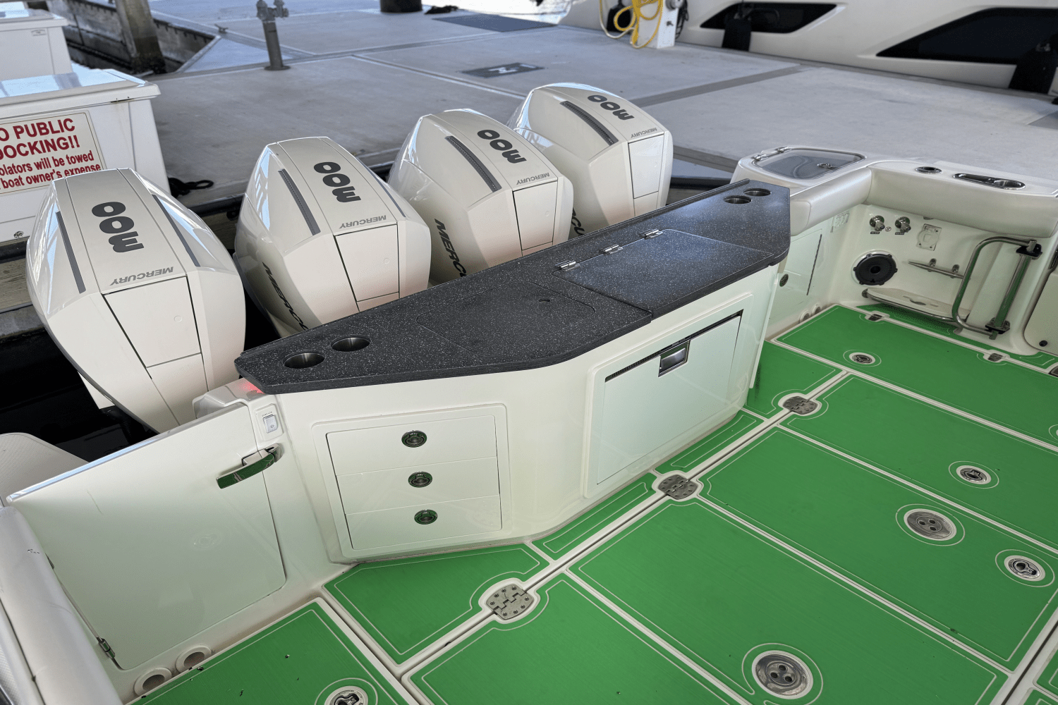 Slide: The Image of Boston Whaler 405 CONQUEST 2021 - 6
