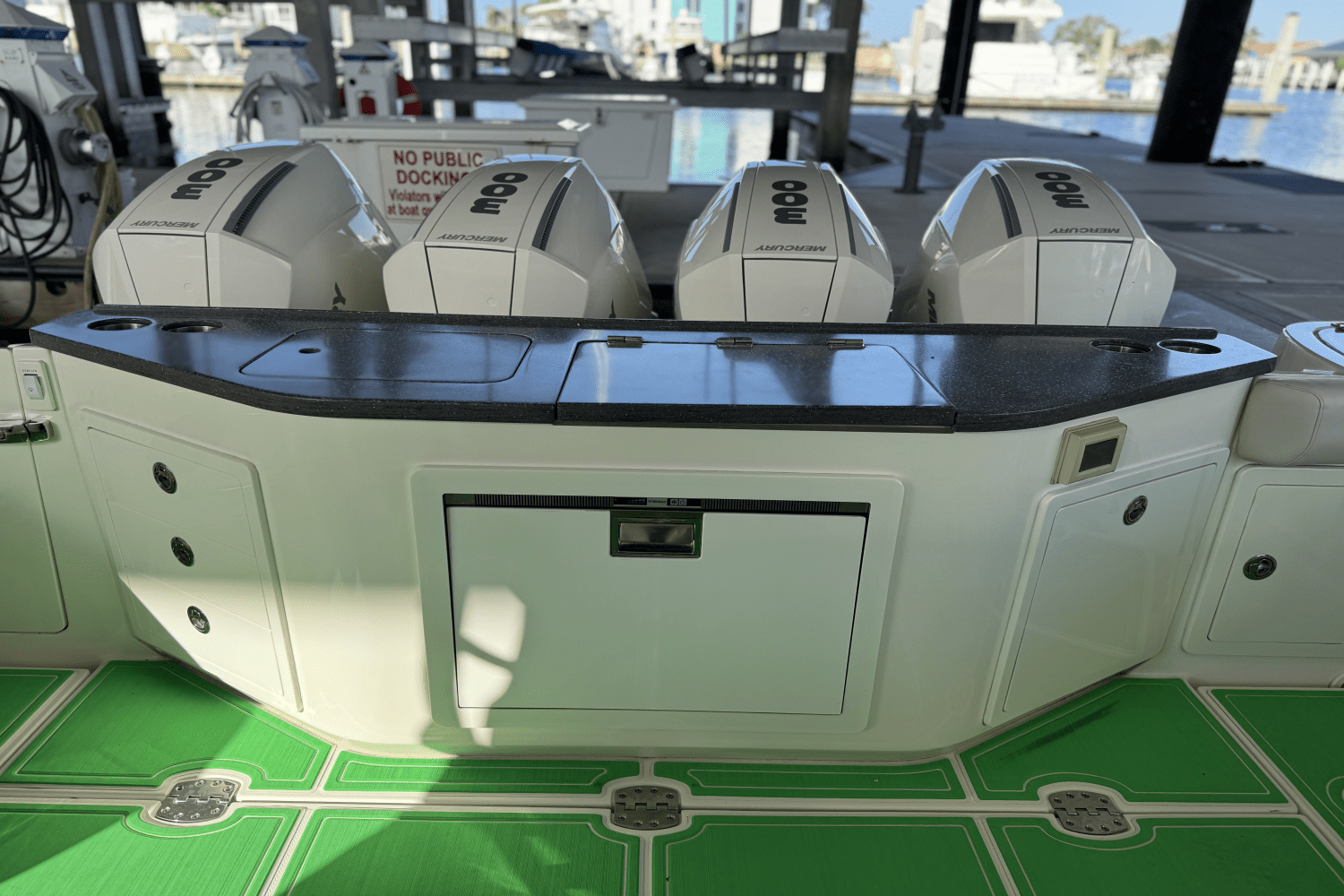 Slide: The Image of Boston Whaler 405 CONQUEST 2021 - 7