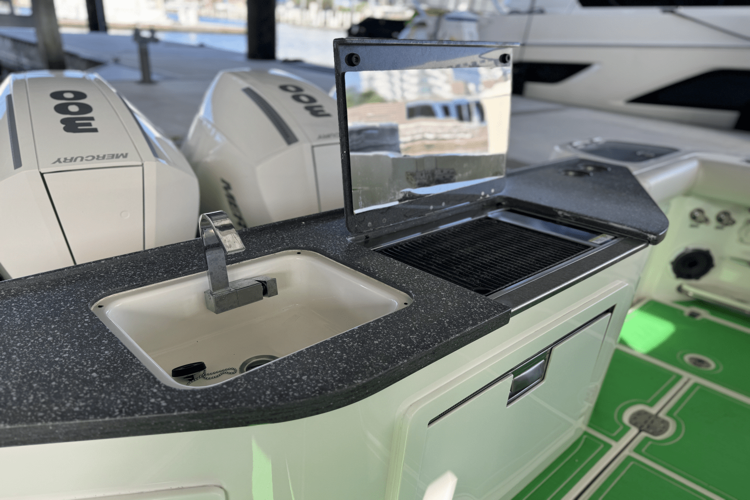 Slide: The Image of Boston Whaler 405 CONQUEST 2021 - 8