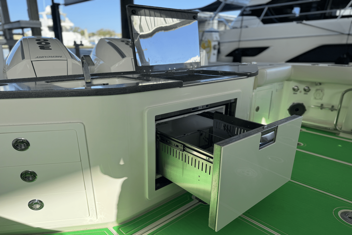 Slide: The Image of Boston Whaler 405 CONQUEST 2021 - 9