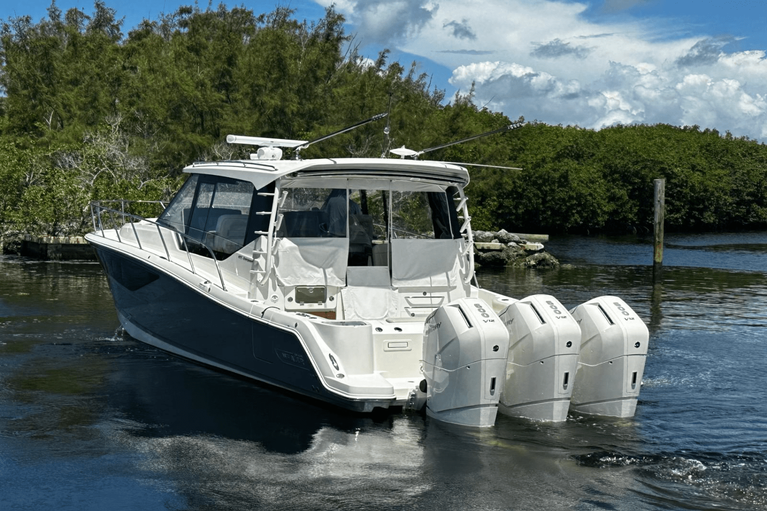 Slide: The Image of Boston Whaler 405 Conquest 2023 - 12