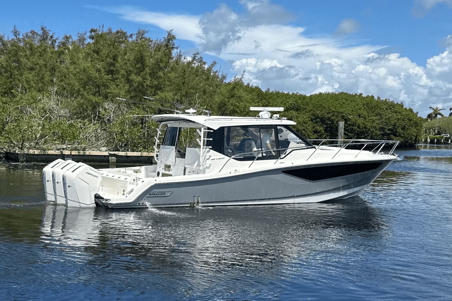 Slide: The Image of Boston Whaler 405 Conquest 2023 - 15
