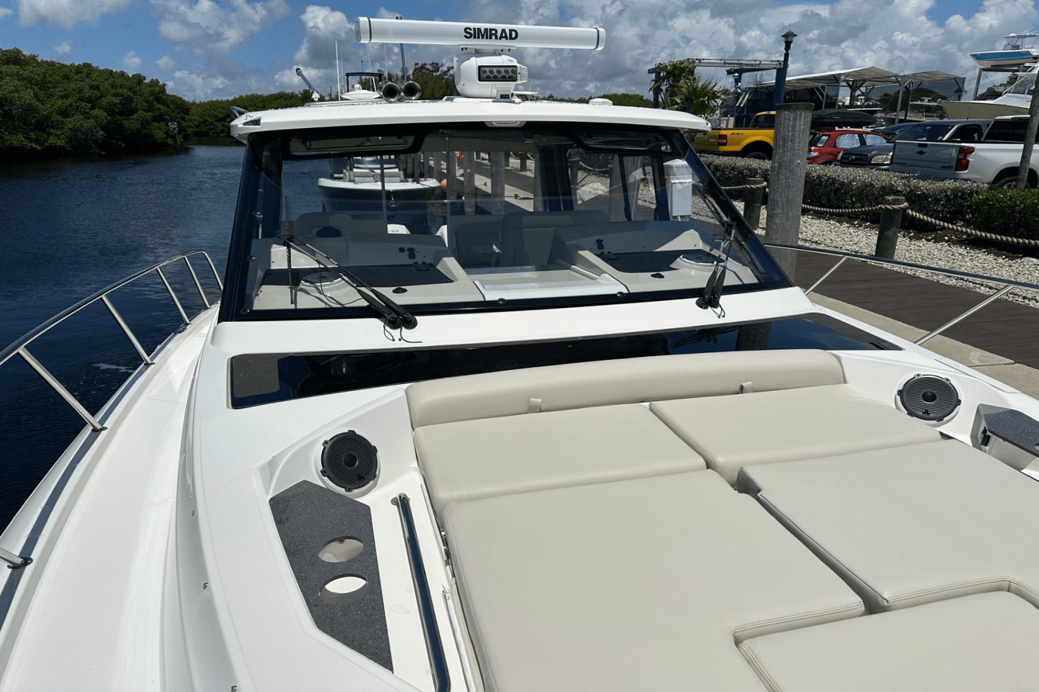 Slide: The Image of Boston Whaler 405 Conquest 2023 - 18