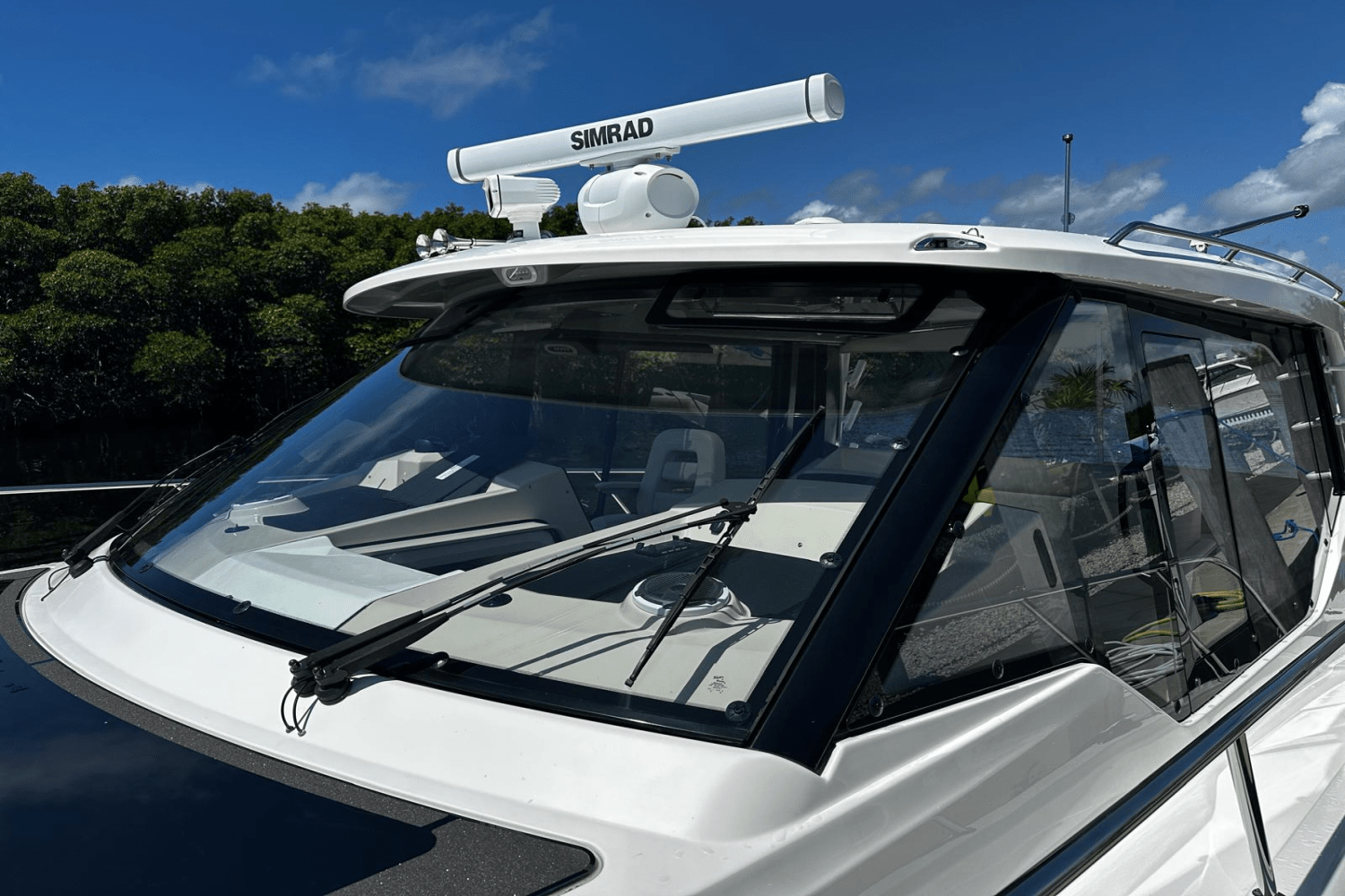 Slide: The Image of Boston Whaler 405 Conquest 2023 - 20